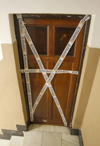 Puerta de la vivienda de Gijón donde ha sido hallado un cadáver