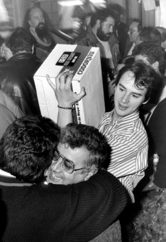 Fiesta en la sidrería Tino 'El Roxu', de Gijón, tras repartir 7.000 millones de pesetas con el Gordo de la Lotería de Navidad de 1988