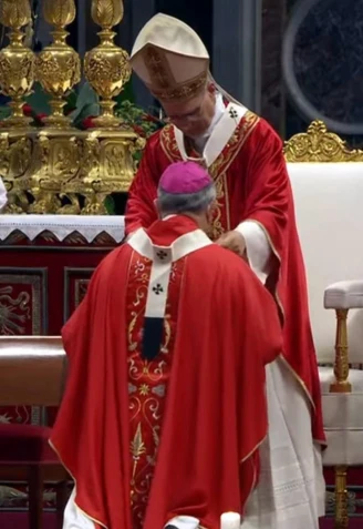 El Papa impone el Palio Arzobispal a don José.