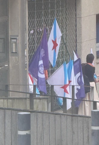 Imagen de la protesta en la sede del PP en el Ensanche de Santiago