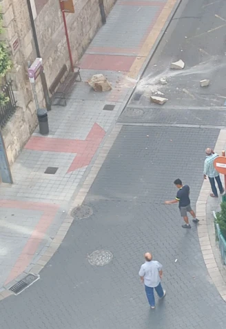 Sillar caído en la Calle Gil de Fuentes