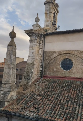 Zona de la Espadaña donde se ha desprendido el sillar