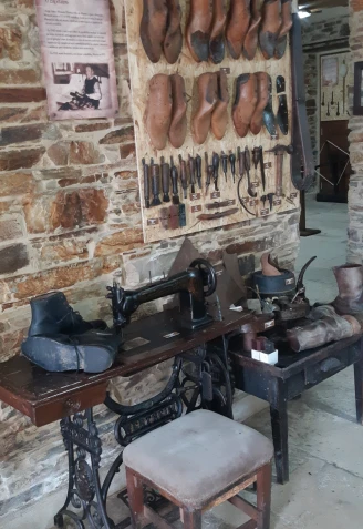 Hormas de zapatos y máquina de coser