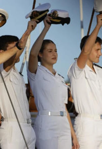 El buque escuela Juan Sebastián de Elcano, con la princesa Leonor