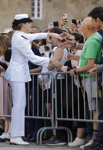 La princesa Leonor saludó en el Obradoiro al público congregado