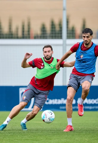 Jon Moncayola con Alejandro Catena en un entrenamiento en Tajonar con Osasuna