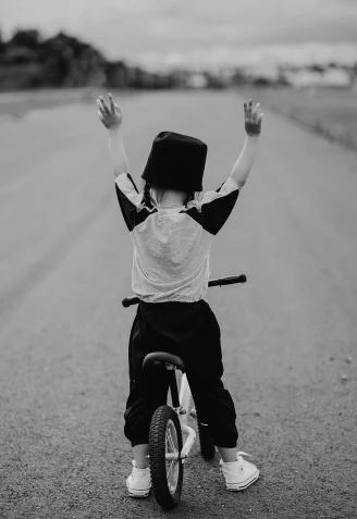 Montar en bici es más que dar pedales. Supone desarrollar la coordinación, ganar independencia y fortalecer la autoestima