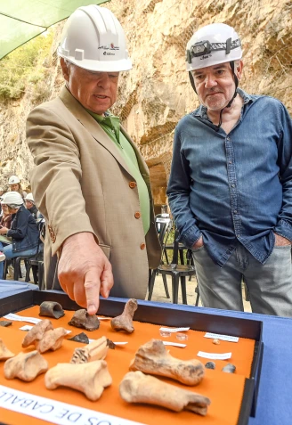 El consejero de Cultura, Turismo y Deporte, Gonzalo Santonja, y los codirectores del Proyecto Atapuerca, presentan los resultados de la campaña de excavaciones