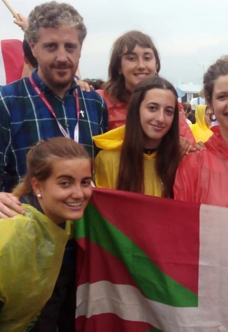 Samuel con un grupo de jóvenes vascas en pasadas JMJ