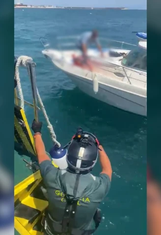 La Guardia Civil rescata a los tripulantes de un yate que se hundía en Benicarló