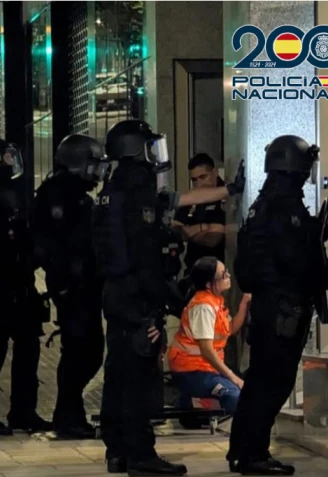 Imagen de la intervención policial para evitar un suicidio en A Coruña