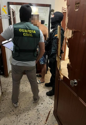 Entrada en el "narcopiso" por parte de la Guardia Civil