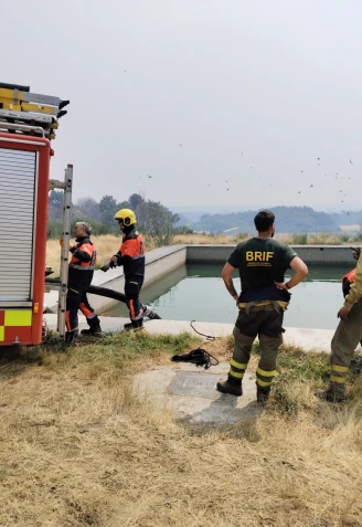 Los bomberos cargado su camión para actuar en la zona encomendada