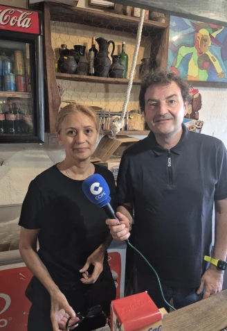 Juan Maceiras, con Isabel en el bar de Cova
