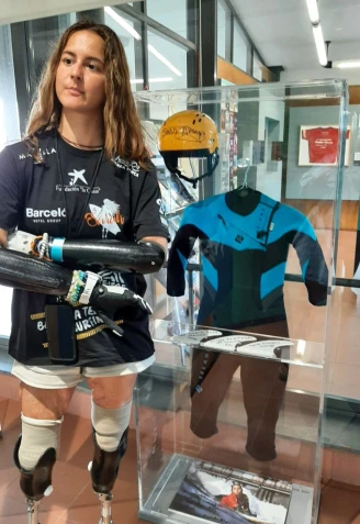 Sarah Almagro junto a la vitrina dedicada a ella