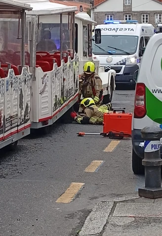 Bomberos de Santiago asisten a la fallecida tras quedar atrapada bajo el vehículo