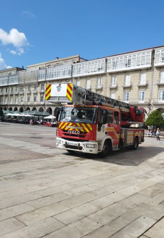 Camión de bomberos de A Coruña en la plaza de María Pita