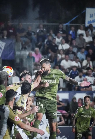 Esteban Saveljich en una acción del partido