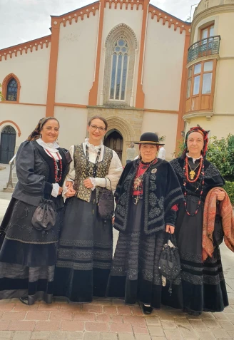 Mujeres lucen el traje típico de Ribadeo