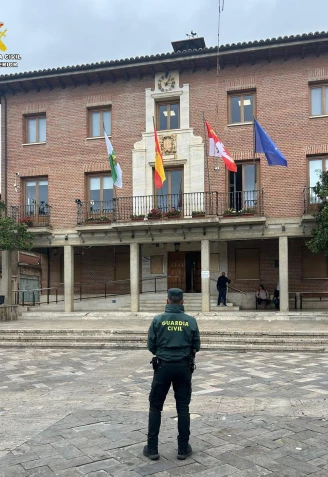 Guardia Civil ante el ayuntamiento de Saldaña