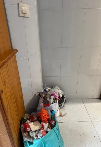Basura acumulada en el interior de un piso de Lonzas (A Coruña)