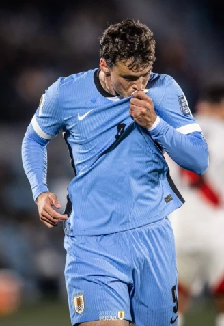 Fede Viñas celebrando un gol en el partido con Uruguay en el último parón