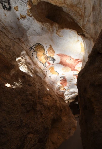 BOR103 MONTIGNAC (FRANCIA) 14/12/2016.- Una réplica de las grutas de Lascaux es expuesta en el Centro Internacional del Arte Parietal en Montignac (Francia) hoy, 24 de diciembre de 2016. La exposición abre al público el 15 de diciembre y muestra más de 8.500 metros cuadrados de una réplica de las conocidas grutas. EFE/Caroline Blumberg