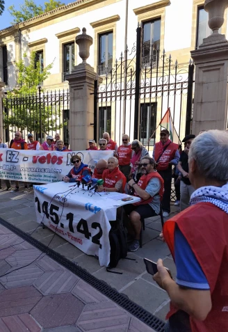 Protesta de los pensionistas en el exterior del Parlamento vasco