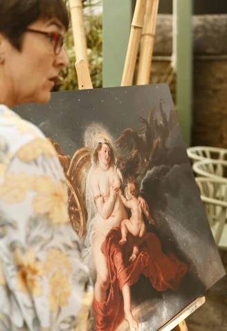Patricia Pérez explicando los detalles de la pintura de Rubens elegida para la iniciativa 'Merendarte'