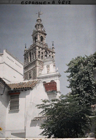 La exposición 'Tras la senda de los Lumière. Sevilla en color', ubicada en el Colegio de España en París