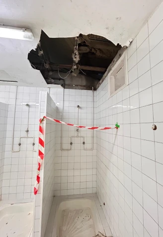 Derrumbe del falso techo en una de las duchas del campo da Mercé en Conxo