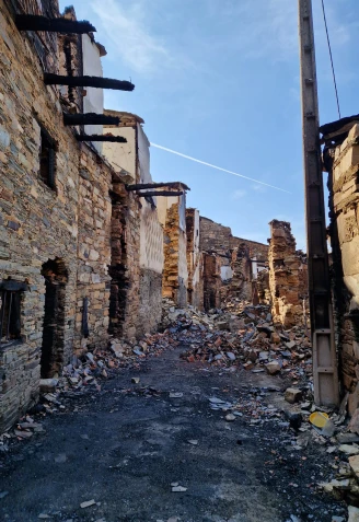 En San Vicente el fuego arrasó muchas viviendas abandonadas pero también cuatro habitadas