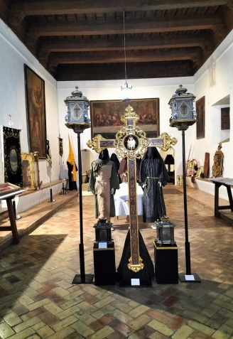 Cruz de Guía, faroles y antiguos trajes de los personajes vivientes