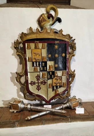 Escudo heráldico del fundador del Convento de Santa Paula y mazas que lo acompañaban durante la procesión