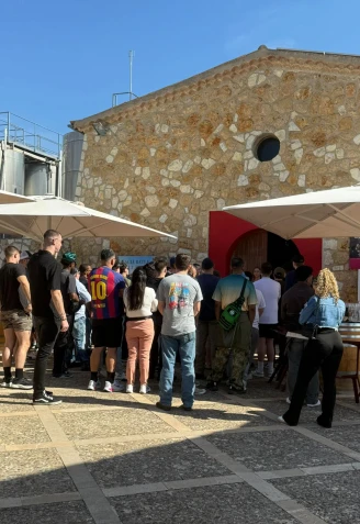 Soldados norteamericanos visitando las bodegas Macià Batle