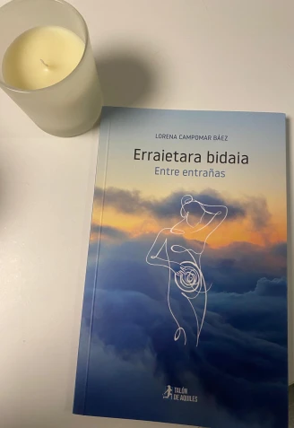 Libro de poemas, Entre entrañas, publicado por Lorena y premiado por la editorial Talón de Aquiles