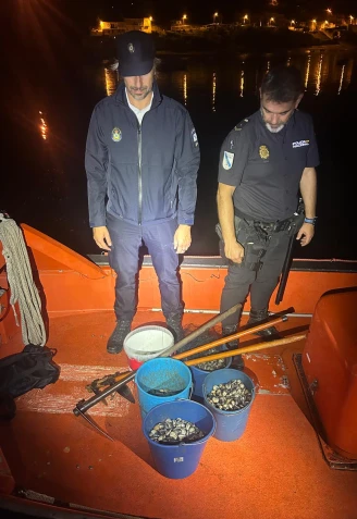 El operativo antifurtivismo de la ría de Ferrol se saldó con el decomiso de 30 kilos de almeja babosa