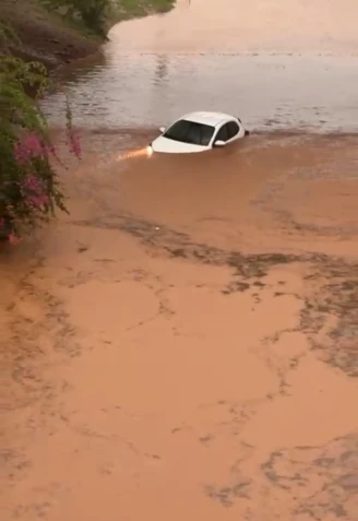 Coche atrapado en la carretera del aeropuerto de Ibiza