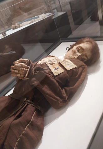 Momia de una mujer de 35 años en el museo de Quinto