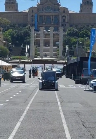 El e-MÍL no es un coche convencional pensado para largos viajes, sino que se enmarca en la categoría de microcoche (L6e). Su hábitat natural es la ciudad.