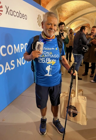 Jairo levanta la foto de su esposa fallecida, Nora Patricia