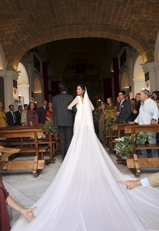 La cola del vestido de novia de Blanca Llandres diseñado por Nicolás Montenegro y Rocío Crusset