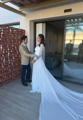 Blanca Llandres vestida de novia junto al diseñador Nicolás Montenegro