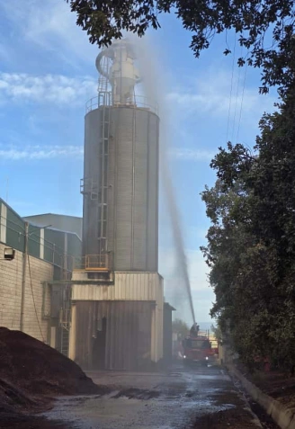Bomberos refrescando la zona