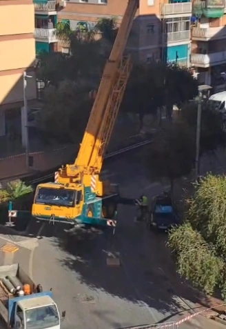 El Obelisco de Motril está en perfecto estado tras el incidente de ayer en su traslado para una nueva ubicación