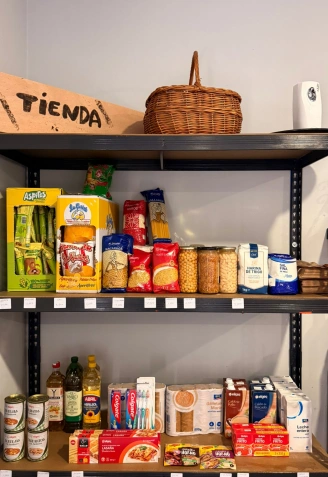 El bar también cuenta con una pequeña tienda con alimentos de primera necesidad