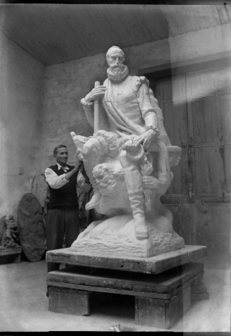 Francisco Asorey junto con una de sus obras monumentales