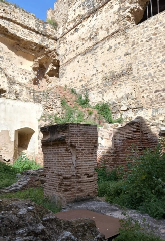 Así estaba hace unas semanas el interior del castillo de Villaba de los Barros