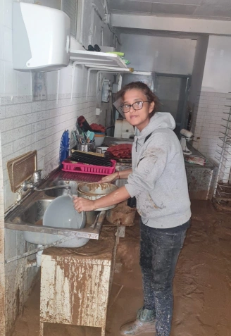 Nawal al día siguiente de la Dana intentando recuperar sus enseres