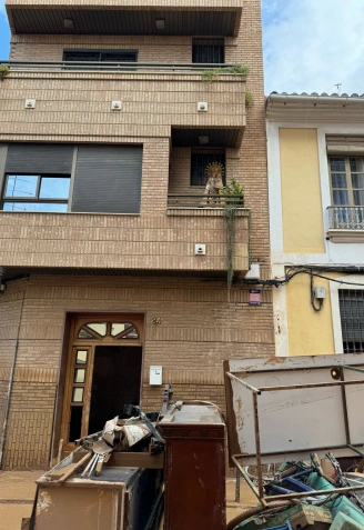 Germán puso la virgen para todos sus vecinos en el balcón